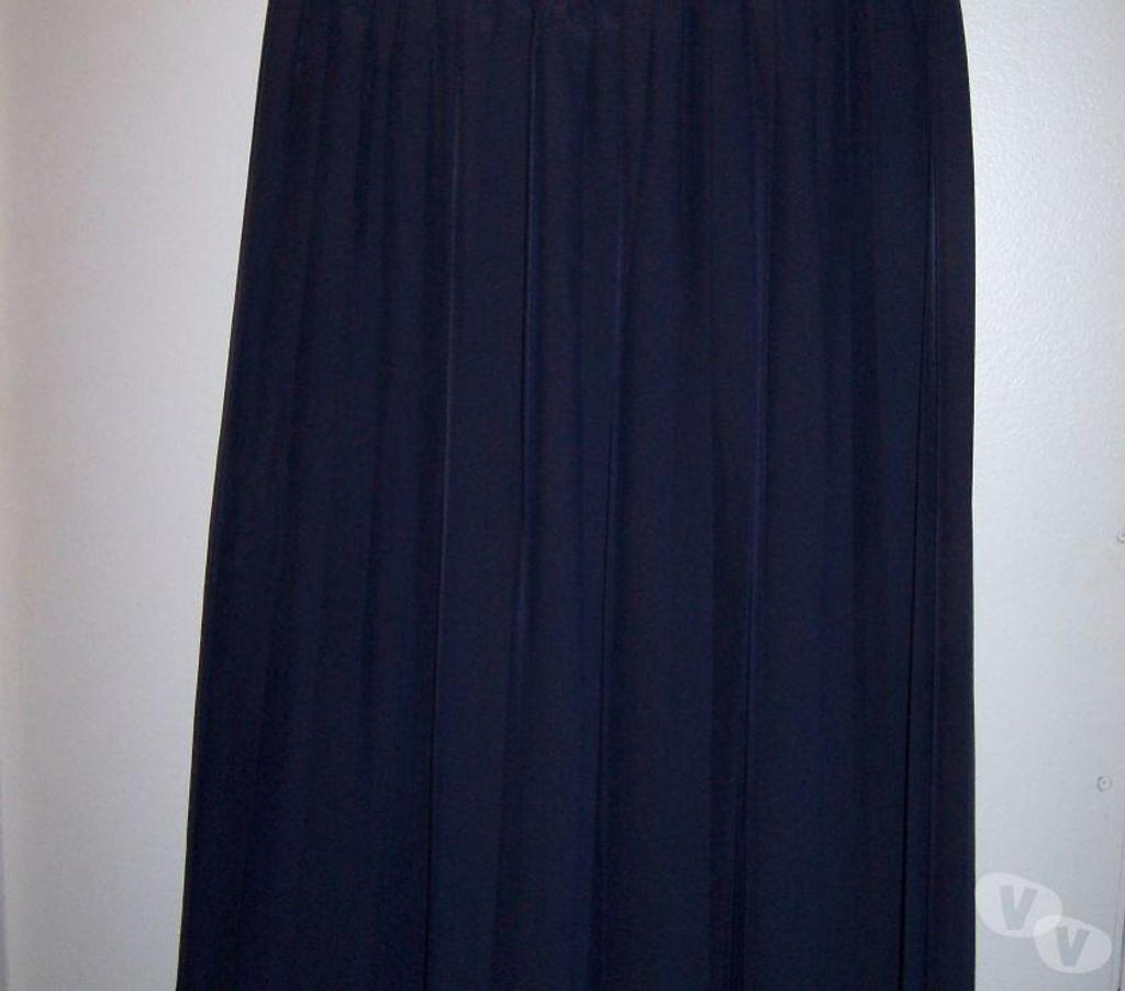 Vêtements occasion Hauts-de-Seine Issy les Moulineaux - 92130 - Photos Vivastreet Jupes plissees T2