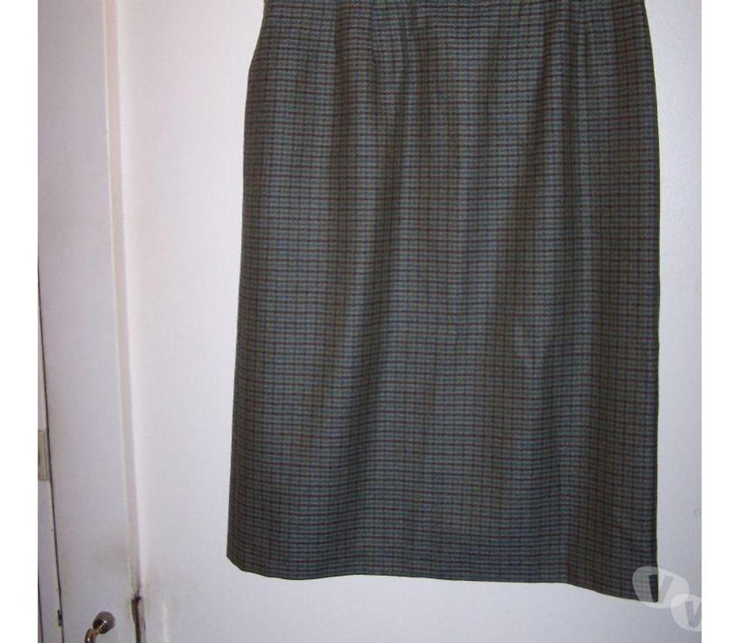 Vêtements occasion Hauts-de-Seine Issy les Moulineaux - 92130 - Photos Vivastreet Jupe a chevrons marcelle griffon t 46