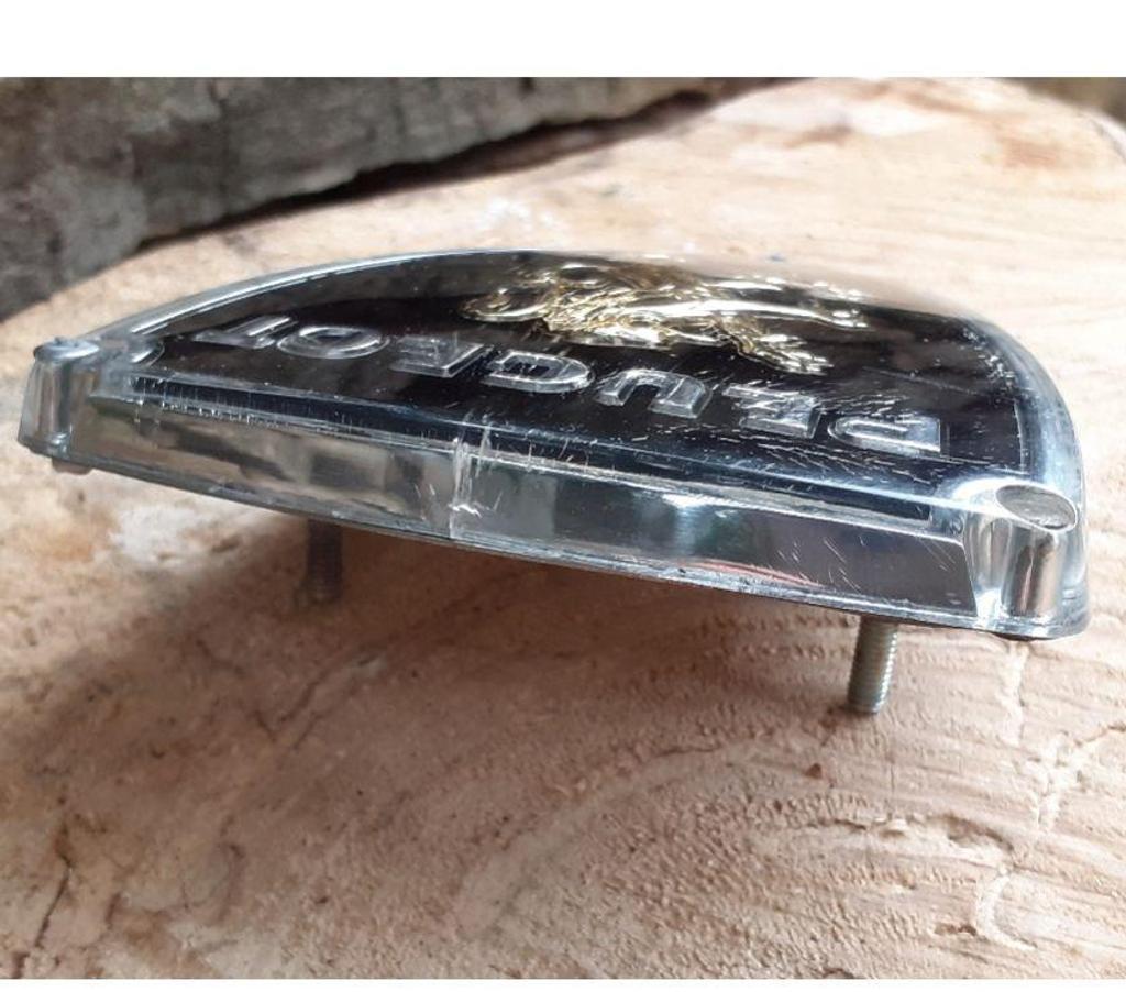 Pièces et services auto Var Cuers - 83390 - Photos Vivastreet Ancien sigle , insigne calandre d'origine Peugeot 403 & 204
