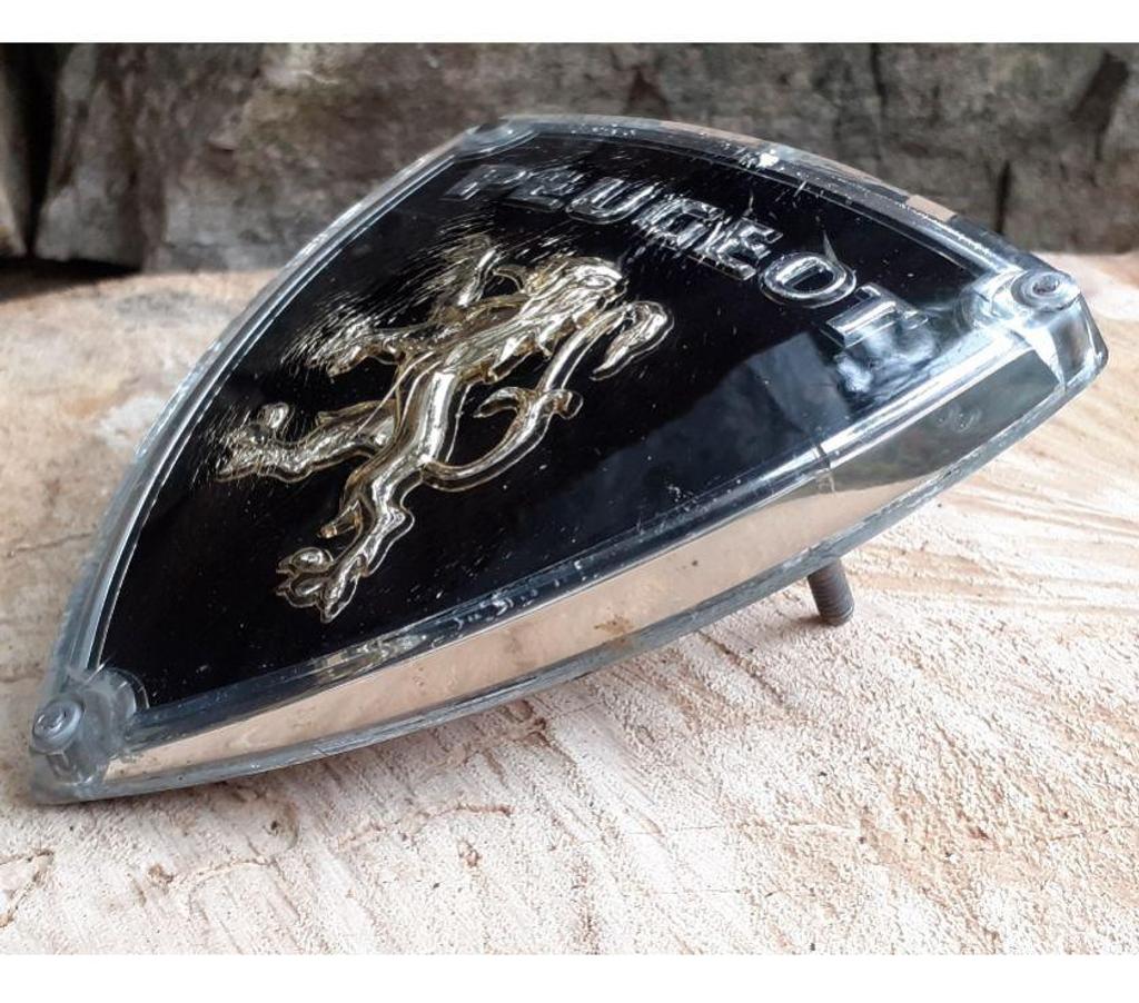 Pièces et services auto Var Cuers - 83390 - Photos Vivastreet Ancien sigle , insigne calandre d'origine Peugeot 403 & 204