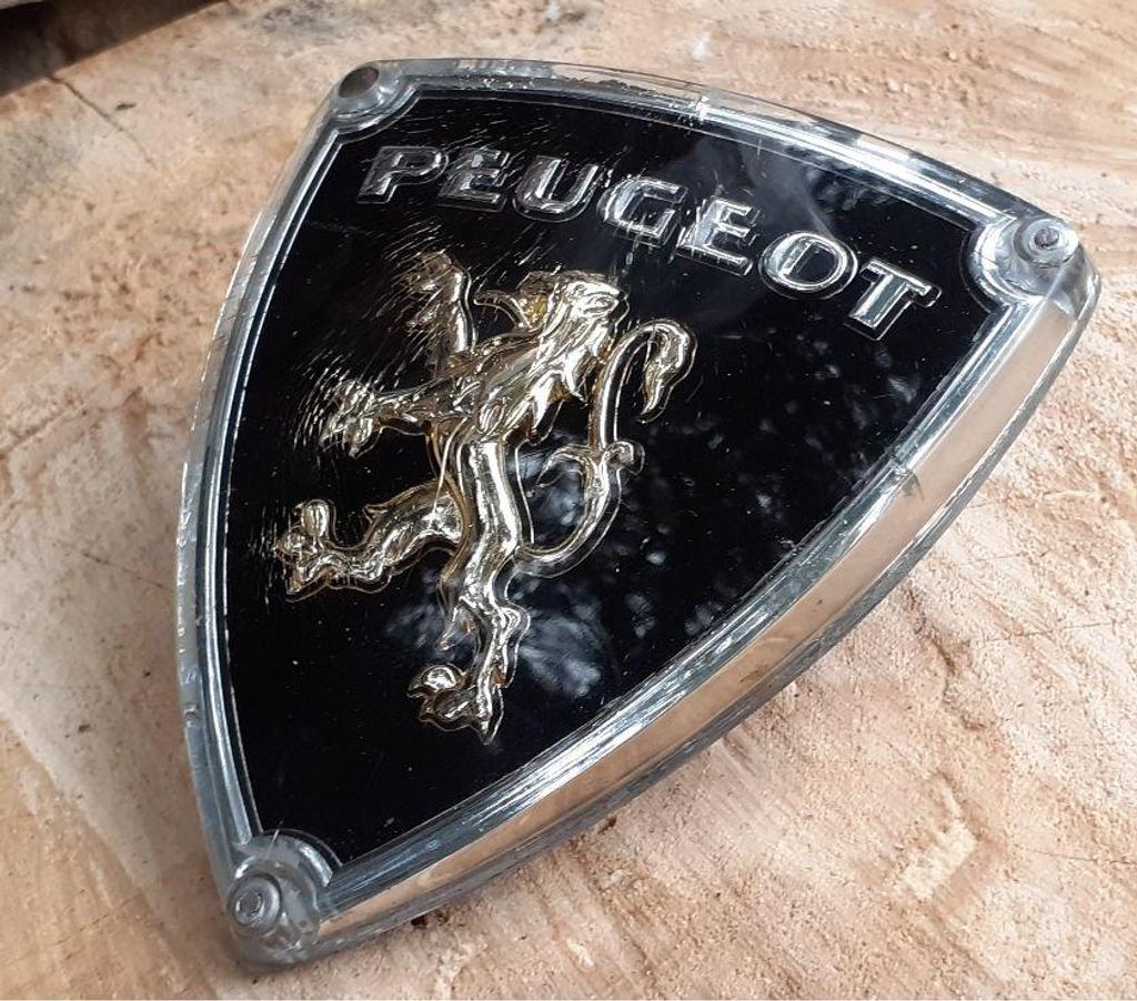 Pièces et services auto Var Cuers - 83390 - Photos Vivastreet Ancien sigle , insigne calandre d'origine Peugeot 403 & 204