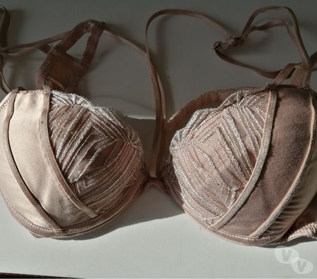 Vêtements occasion Val-d'Oise Bernes sur Oise - 95340 - Photos Vivastreet Top , Soutien Gorge De Chez WELL Taille 90A