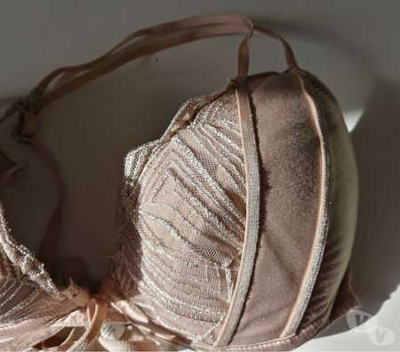 Vêtements occasion Val-d'Oise Bernes sur Oise - 95340 - Photos Vivastreet Top , Soutien Gorge De Chez WELL Taille 90A