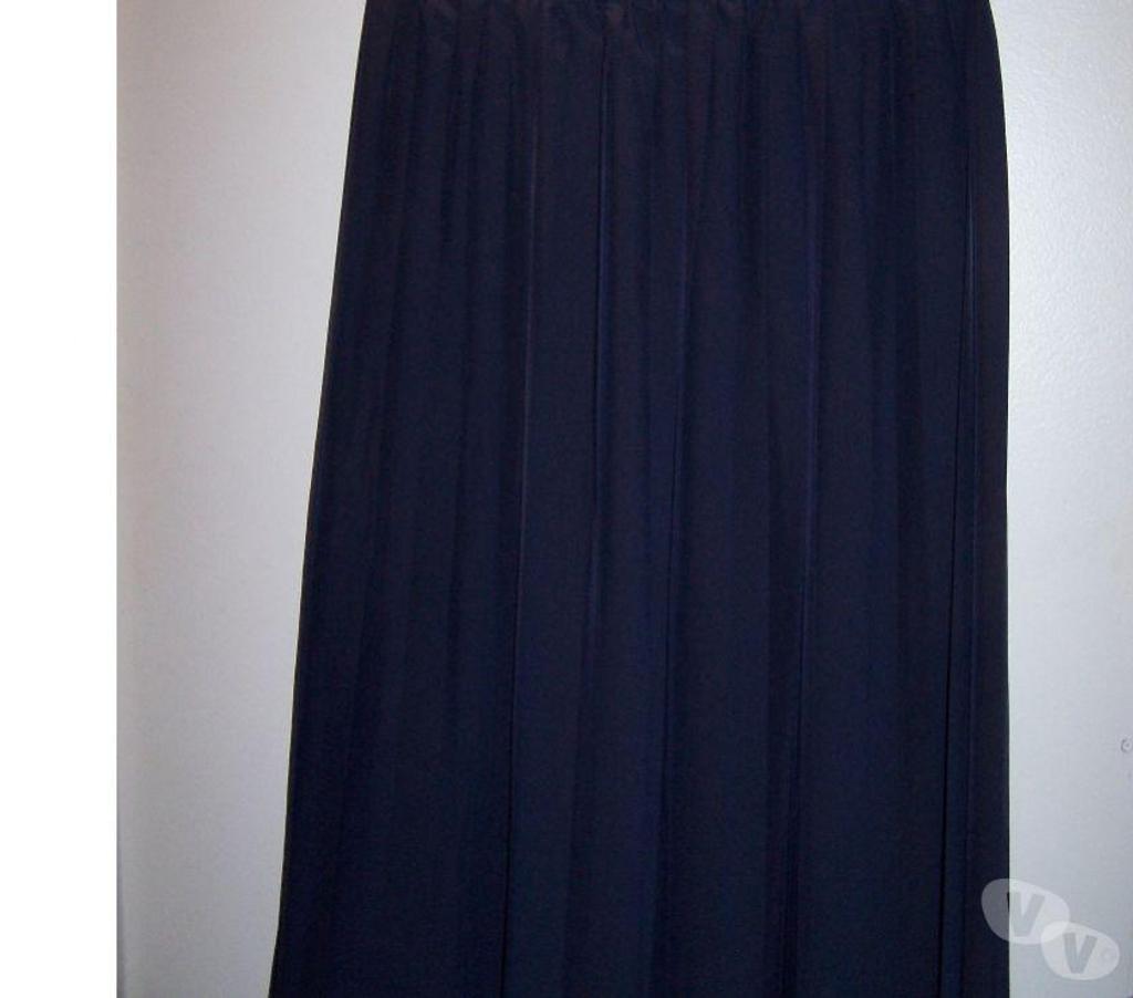 Vêtements occasion Hauts-de-Seine Issy les Moulineaux - 92130 - Photos Vivastreet JUPE PLISSEE TAILLE 2