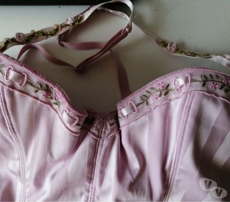 Vêtements occasion Val-d'Oise Bernes sur Oise - 95340 - Photos Vivastreet TOP : Guêpière Bustier Motifs FLORAUX Taille 90B ( Neuf) 