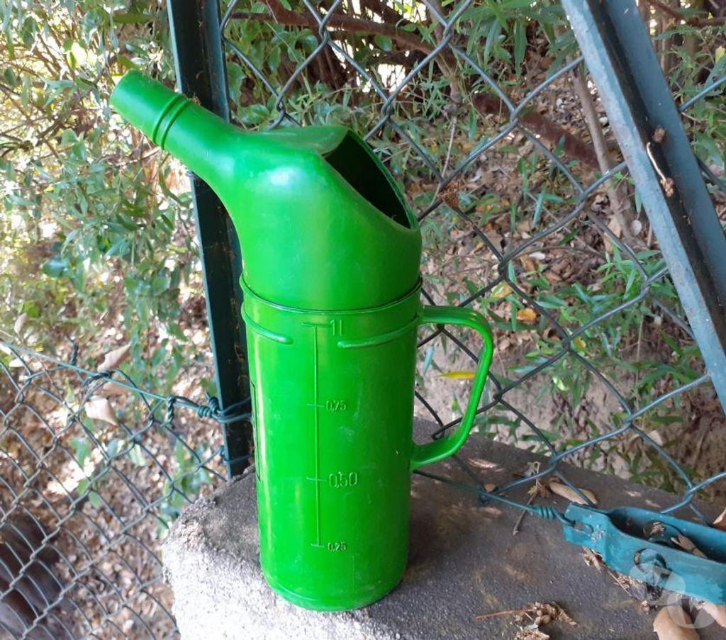 Pièces et services auto Var Pierrefeu du Var - 83390 - Photos Vivastreet Broc huile Castrol 1lt gradué aussi USA