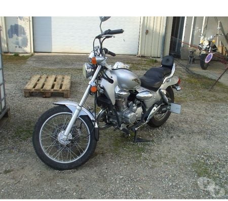 Moto d'occasion Haut-Rhin Colmar - 68000 - Photos Vivastreet Sur Colmar, Belle Custom 125 cm3 an. 1998- 99 - 2000 .