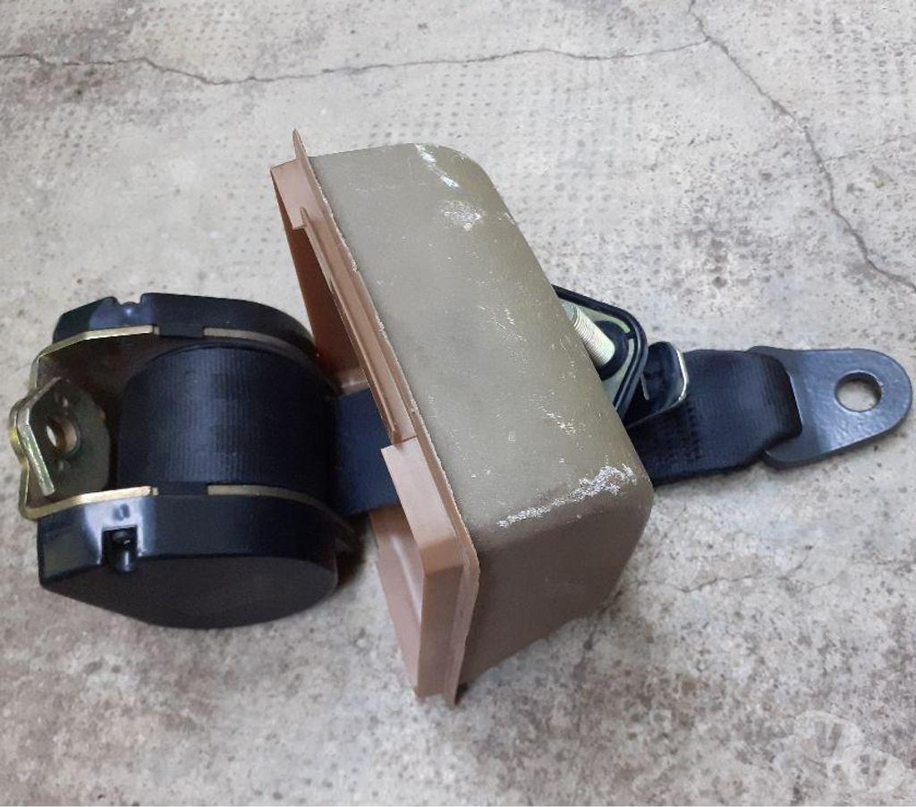 Pièces et services auto Var Cuers - 83390 - Photos Vivastreet Une paire de ceinture a enrouleur arrière R12 & R16