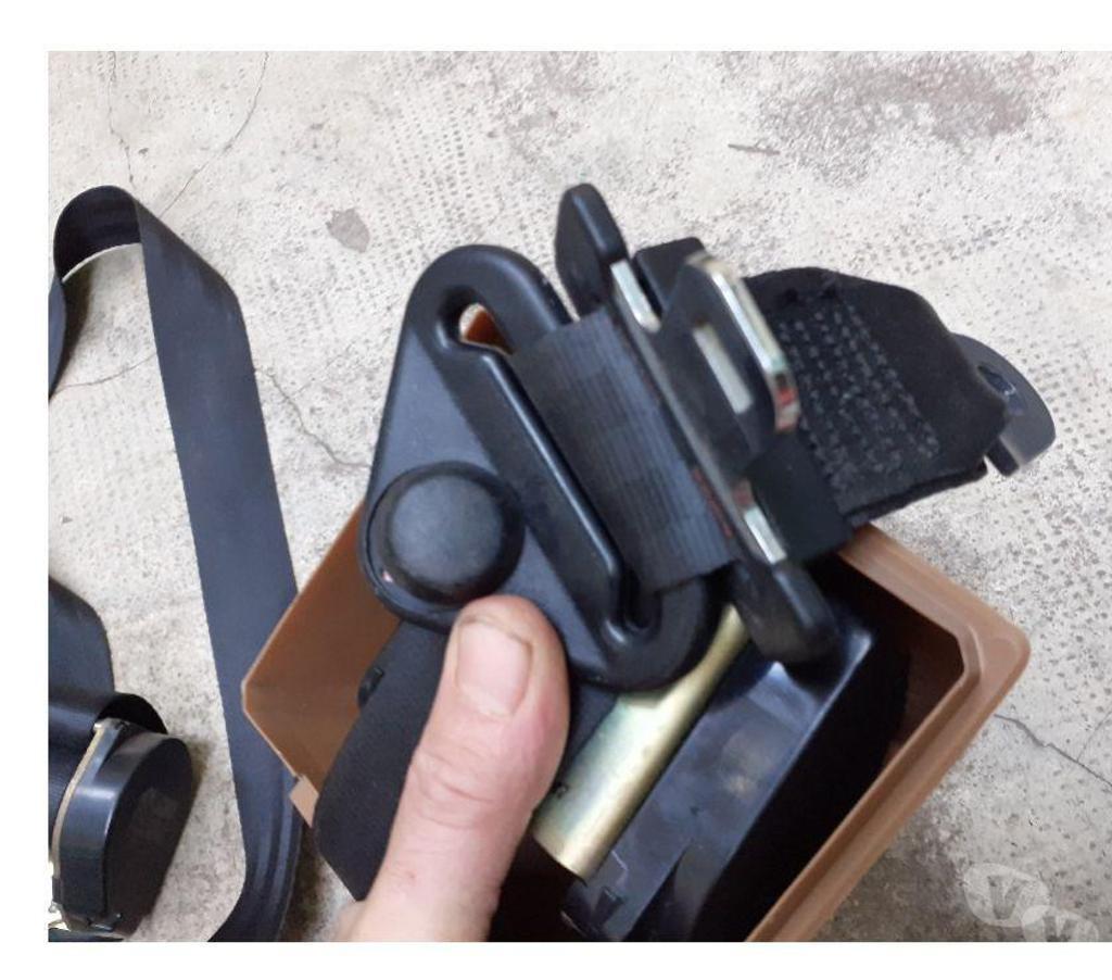 Pièces et services auto Var Cuers - 83390 - Photos Vivastreet Une paire de ceinture a enrouleur arrière R12 & R16