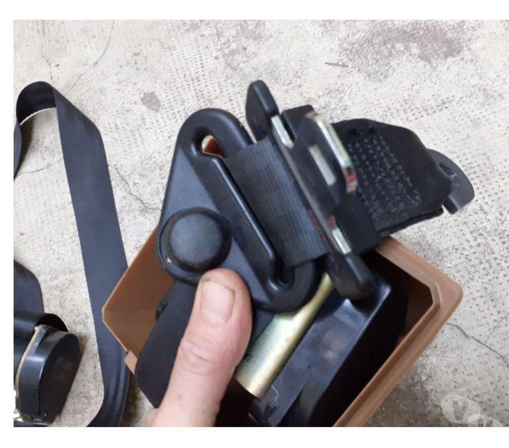 Pièces et services auto Var Cuers - 83390 - Photos Vivastreet Une paire de ceinture a enrouleur arrière R12 & R16