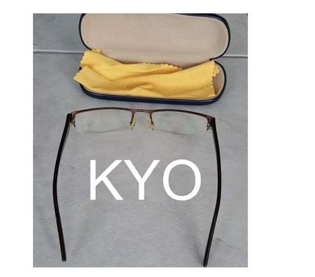 Accessoires - Bagagerie Jura Foncine le Haut - 39460 - Photos Vivastreet FRENCH CONNECTION - Monture Design, Paire de Lunettes de vue