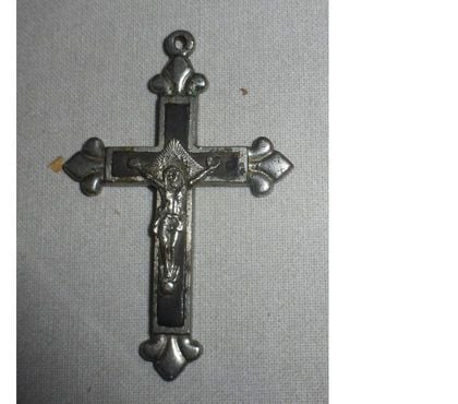 Bijoux d'occasion Soissons Aisne - Photos Vivastreet Crucifix metal