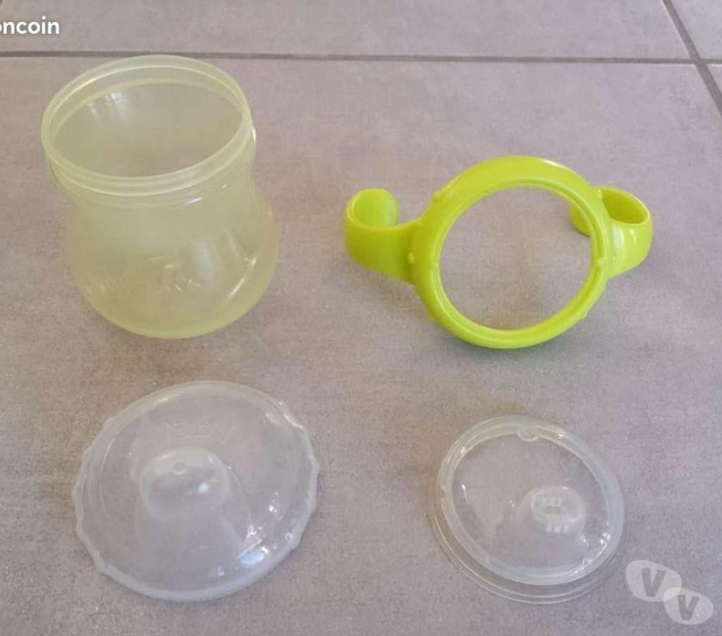 Equipements bébés Puy-de-Dôme Clermont Ferrand - Photos Vivastreet Tasse à bec en silicone NUBY avec anse