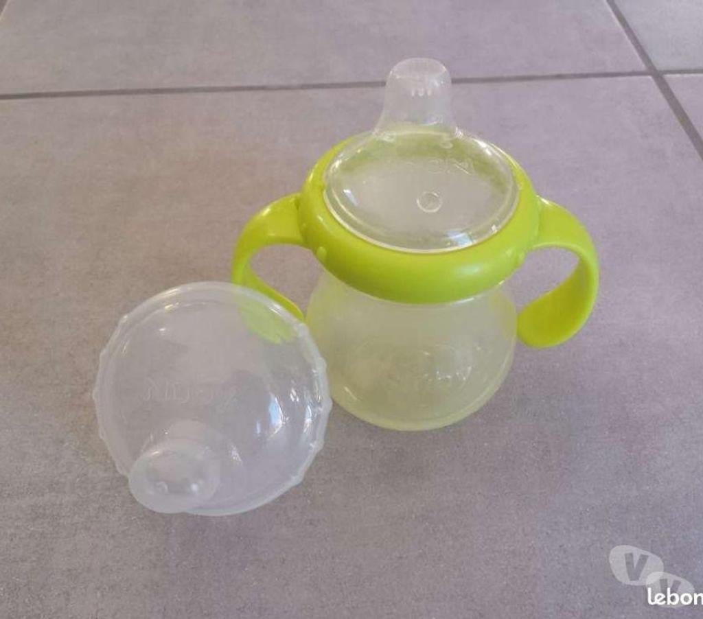 Equipements bébés Puy-de-Dôme Clermont Ferrand - Photos Vivastreet Tasse à bec en silicone NUBY avec anse