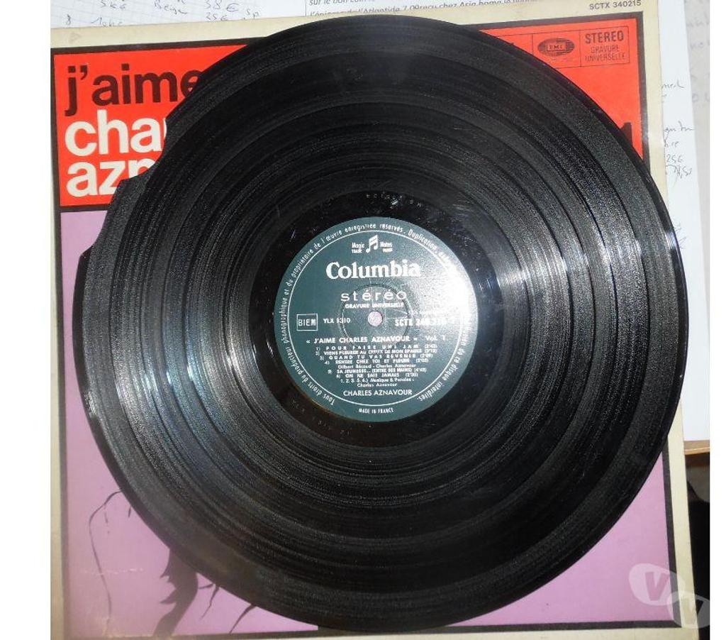 CDs Hérault Castries - 34160 - Photos Vivastreet Charles AZNAVOUR Pochette pour 33 Tours Le disque est cassé 