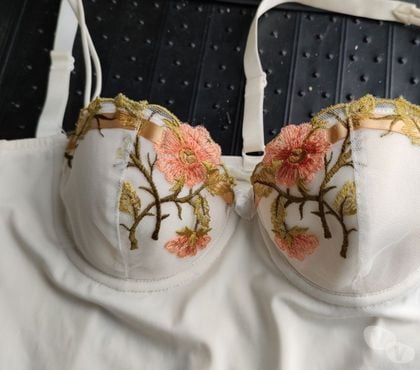 Vêtements occasion Bernes sur Oise Val-d'Oise - Photos Vivastreet Nuisette Broderies Ou Autres Taille 85B Neuve