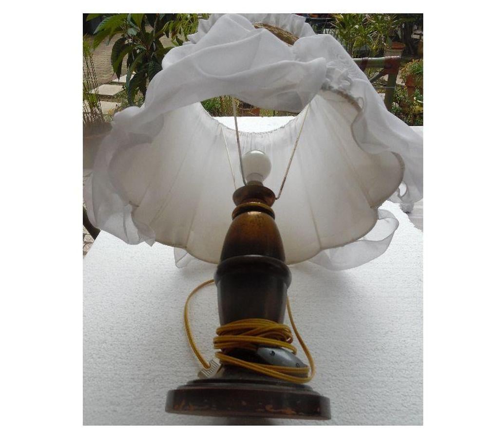 Décoration - art Hérault Castries - 34160 - Photos Vivastreet Lampe de chevet ancienne en métal vieilli et abat-jour