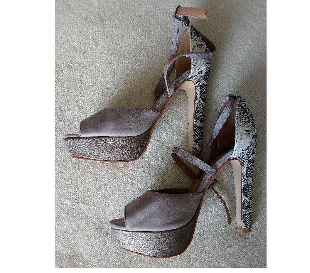 Chaussures Seine-Saint-Denis La Courneuve - 93120 - Photos Vivastreet Chaussure LIMITED EDITION beige