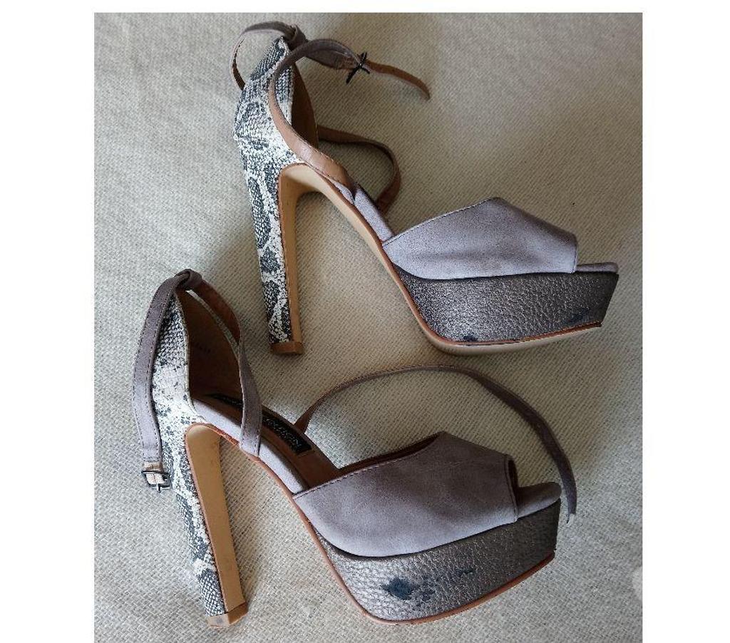 Chaussures Seine-Saint-Denis La Courneuve - 93120 - Photos Vivastreet Chaussure LIMITED EDITION beige