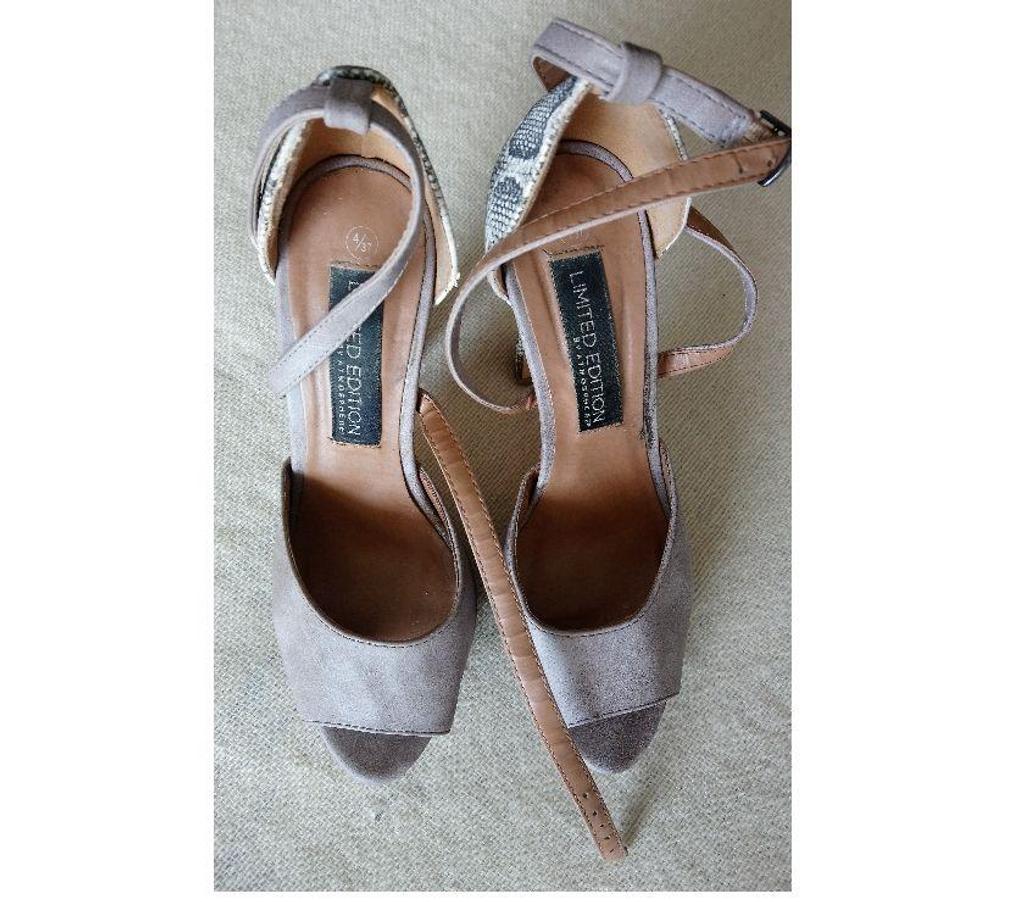 Chaussures Seine-Saint-Denis La Courneuve - 93120 - Photos Vivastreet Chaussure LIMITED EDITION beige