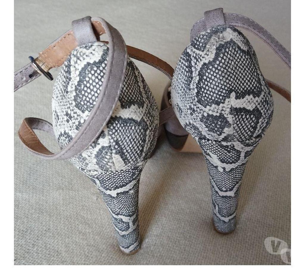 Chaussures Seine-Saint-Denis La Courneuve - 93120 - Photos Vivastreet Chaussure LIMITED EDITION beige