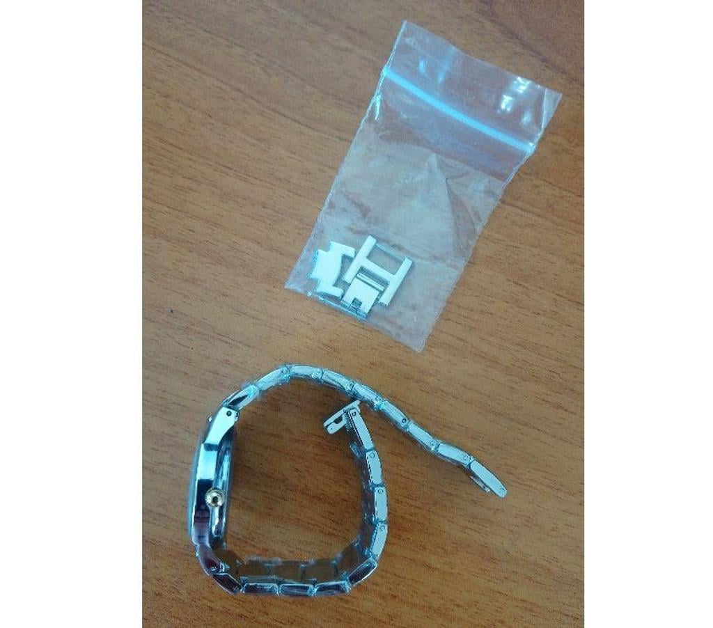 Montres occasion Seine-Saint-Denis La Courneuve - 93120 - Photos Vivastreet Montre argentée LBMDJ