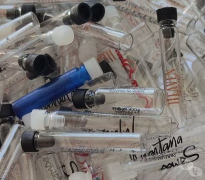 Collections Bernes sur Oise Val-d'Oise - Photos Vivastreet LOT DE 500 Flacons Echantillons De Parfums En Verre (Neuf)