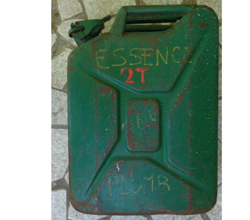 Pièces et services auto Hérault Castries - 34160 - Photos Vivastreet Jerrycan militaire carburant - 20 L - anciens 
