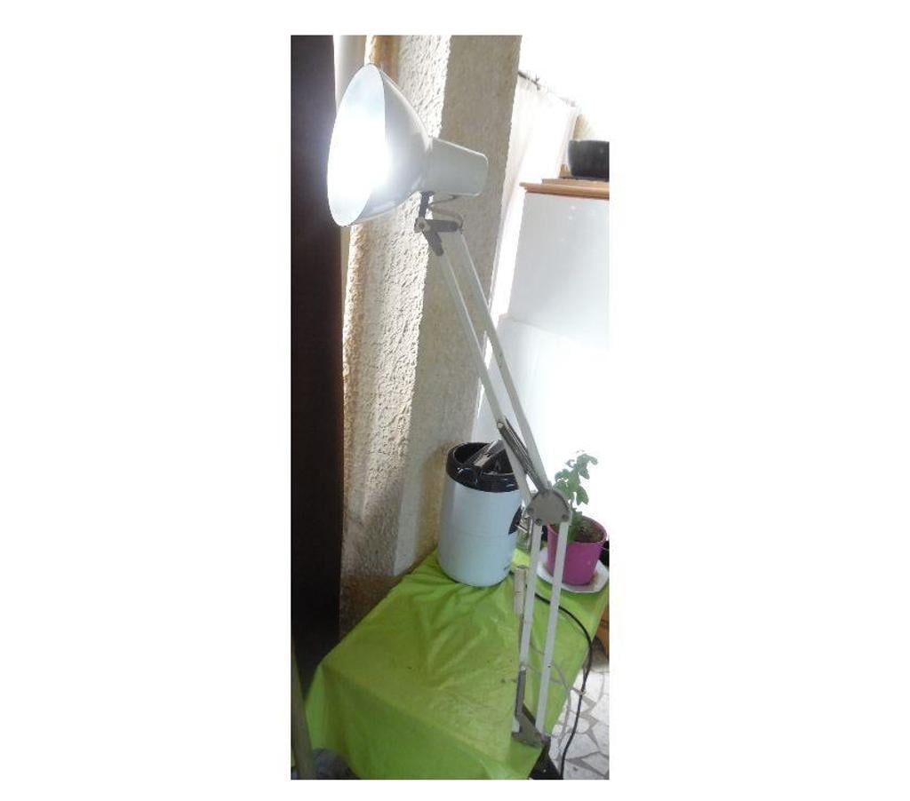 Décoration - art Hérault Castries - 34160 - Photos Vivastreet Ancienne lampe industrielle d'établi dans son jus fonctionne