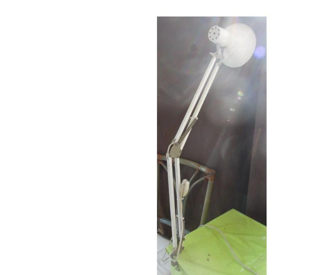 Décoration - art Hérault Castries - 34160 - Photos Vivastreet Ancienne lampe industrielle d'établi dans son jus fonctionne