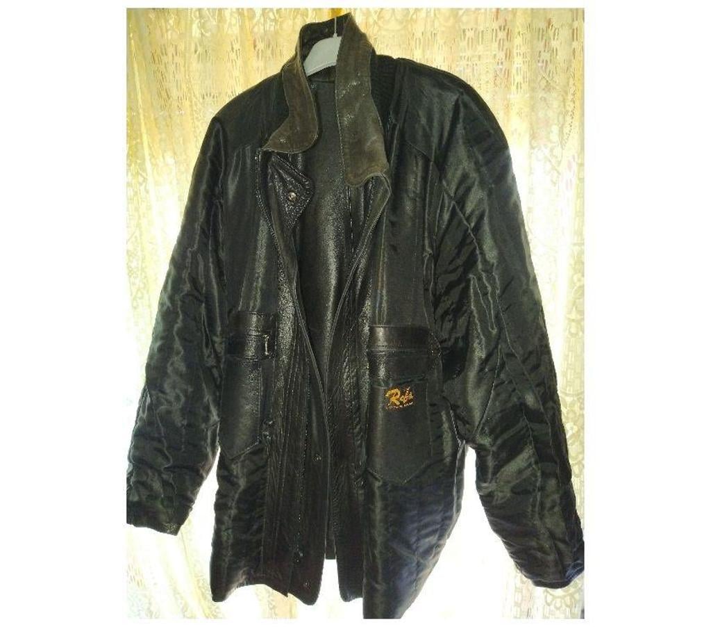 Vêtements occasion Bouches-du-Rhône Aix en Provence - Photos Vivastreet VESTE EN CUIRE NOIRE HOMME ROBS PARIS XXL. 