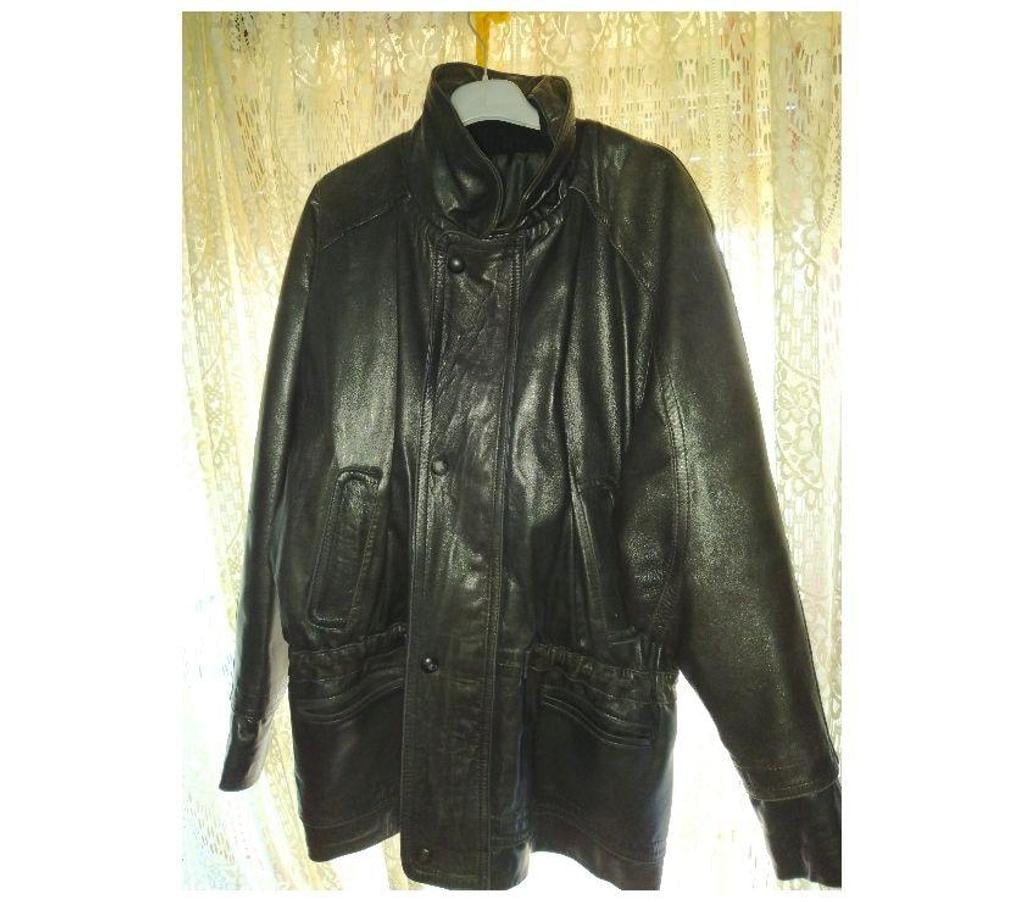 Vêtements occasion Bouches-du-Rhône Aix en Provence - Photos Vivastreet VESTE EN CUIRE NOIRE HOMME ROBS PARIS XXL. 