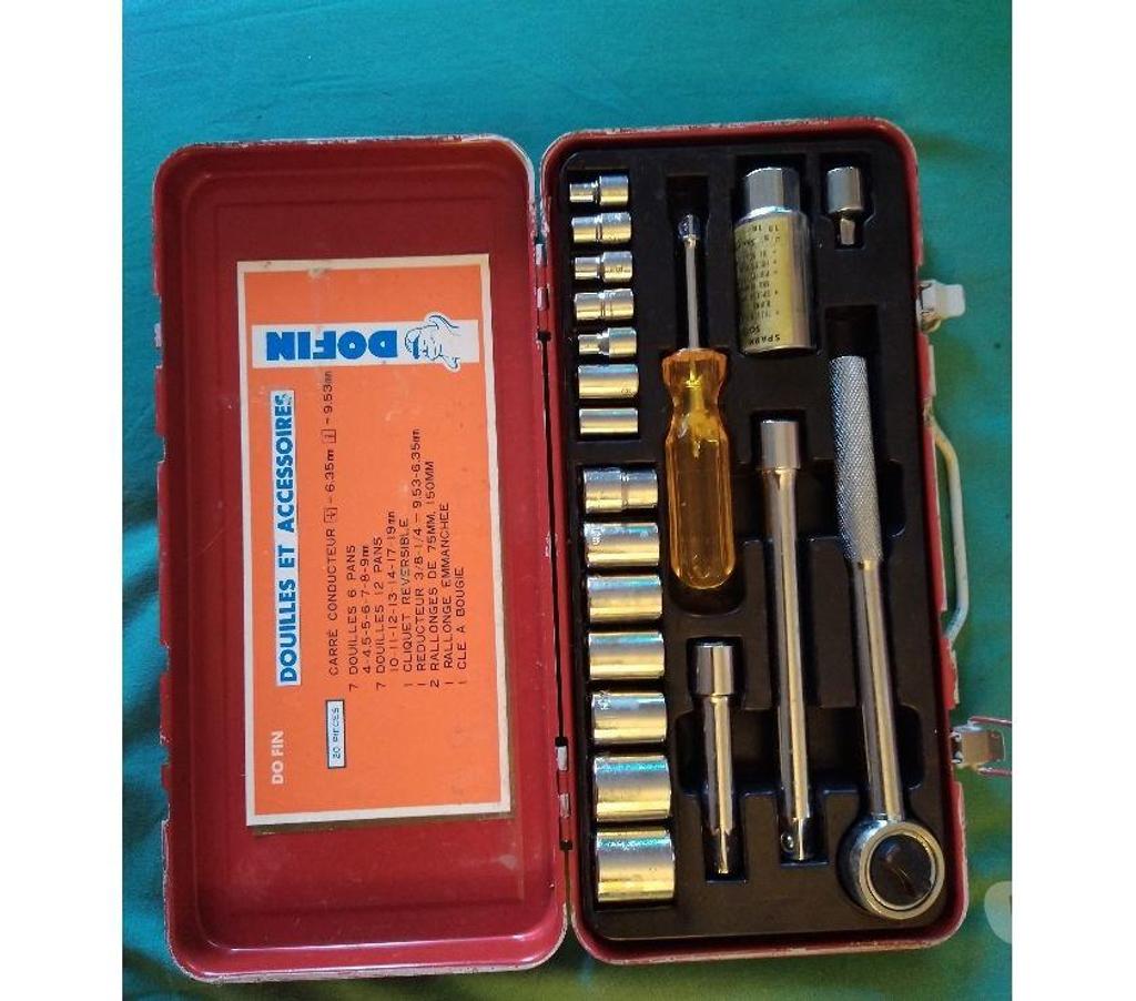 Pièces et services auto Bouches-du-Rhône Aix en Provence - Photos Vivastreet COFFRET CLIQUET REVERSIBLE 20 PIECES DOUILLES.