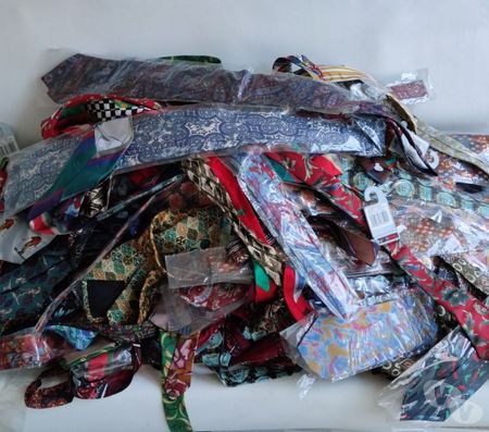 Accessoires - Bagagerie Val-d'Oise Bernes sur Oise - 95340 - Photos Vivastreet RARE : Gros Lot De 152 Cravates Vintage Neuves En Soie !