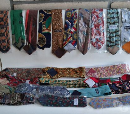 Accessoires - Bagagerie Bernes sur Oise Val-d'Oise - Photos Vivastreet RARE : Gros Lot De 152 Cravates Vintage Neuves En Soie !