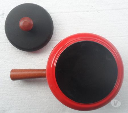 Ameublement & art de la table Hérault Castries - 34160 - Photos Vivastreet Caquelon en fonte émaillée avec couvercle et manche en bois