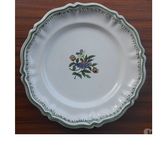 Assiette en faïence de Moustiers décors fleurs décors sobres