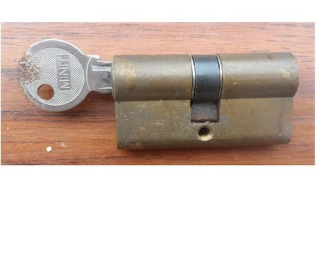  Hérault Castries - 34160 - Photos Vivastreet Verrou cylindre à clé crantée double entrée occase 25x25mm 