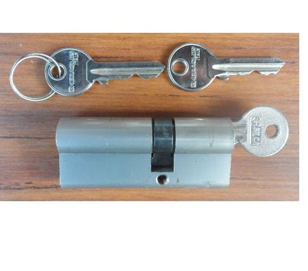  Hérault Castries - 34160 - Photos Vivastreet Verrou cylindre à clé crantée double entrée décalé 25x40 occ