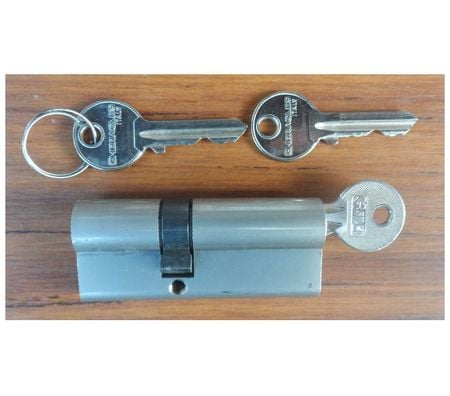  Hérault Castries - 34160 - Photos Vivastreet Verrou cylindre à clé crantée double entrée décalé 25x40 occ