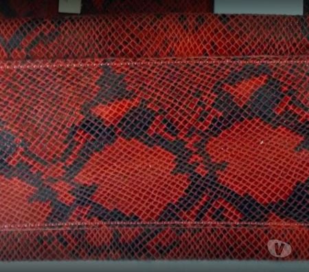 Accessoires - Bagagerie Nord Mons en Baroeul - 59370 - Photos Vivastreet Sac à main cuir de vachette véritable rouge effet python