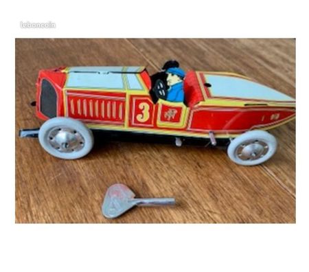 Collection Val-de-Marne Villejuif - 94800 - Photos Vivastreet 1 réédition de petite voiture de course en tôle mécanique.