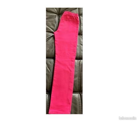 Vêtements occasion Val-de-Marne Villejuif - 94800 - Photos Vivastreet Pantalon rouge de chez Pepperts pour fillette de 12 ans.