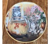 Assiette en porcelaine par Lesley Hammett (CAT TALES)