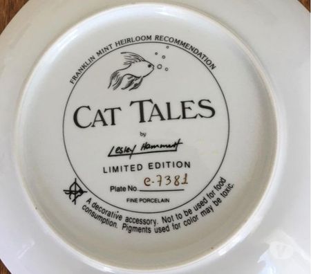 Collection Val-de-Marne Villejuif - 94800 - Photos Vivastreet Assiette en porcelaine par Lesley Hammett (CAT TALES)