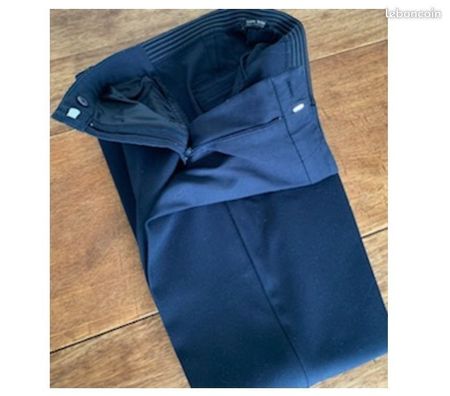 Vêtements occasion Val-de-Marne Villejuif - 94800 - Photos Vivastreet Pantalon Bleu Marine classe de chez Zara.