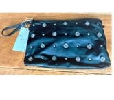 1 Grande Pochette noire cloutées avec tête de mort.