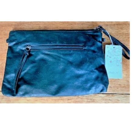 Accessoires - Bagagerie Val-de-Marne Villejuif - 94800 - Photos Vivastreet 1 Grande Pochette noire cloutées avec tête de mort.