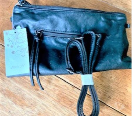 Accessoires - Bagagerie Val-de-Marne Villejuif - 94800 - Photos Vivastreet 1 Grande Pochette noire cloutées avec tête de mort.