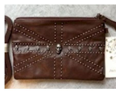 Accessoires - Bagagerie Val-de-Marne Villejuif - 94800 - Photos Vivastreet Belle petite pochette cloutées avec tête de mort.